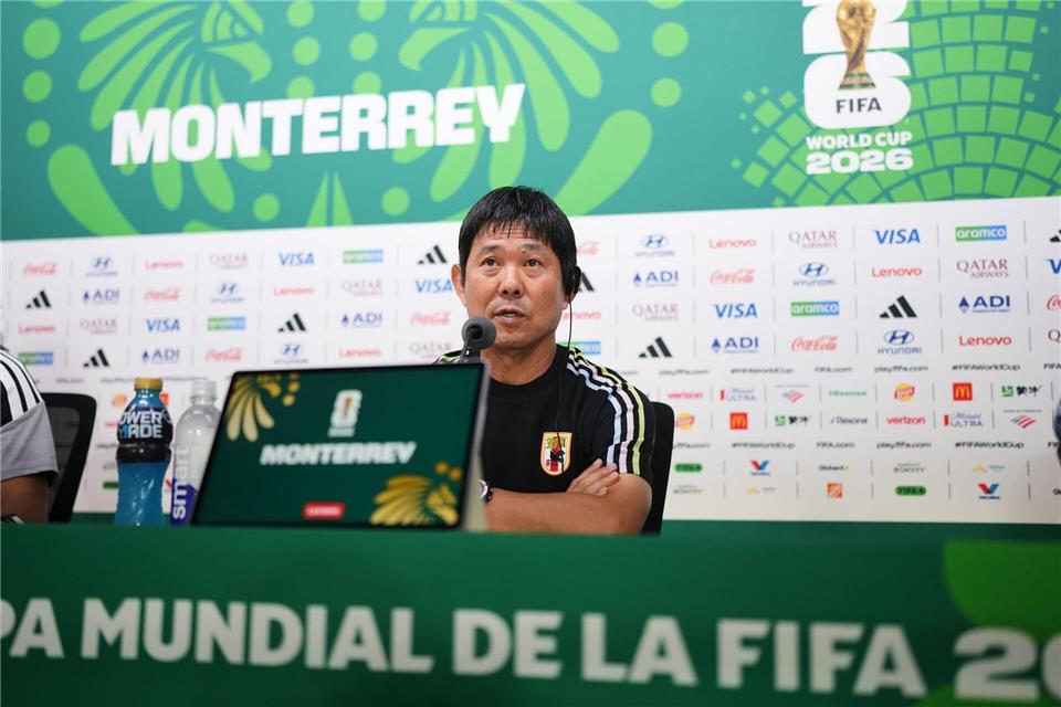 Japans Trainer Hajime Moriyasu spricht bei der Pressekonferenz vor dem Duell mit Tuensien.Matias Delacroix/AP/dpa