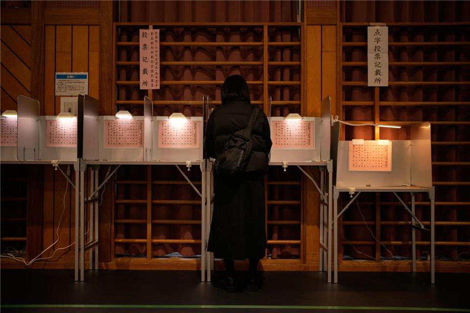 Japans größte Oppositionspartei erlitt an der Wahlurne schwere Verluste. Louise Delmotte/AP/dpa