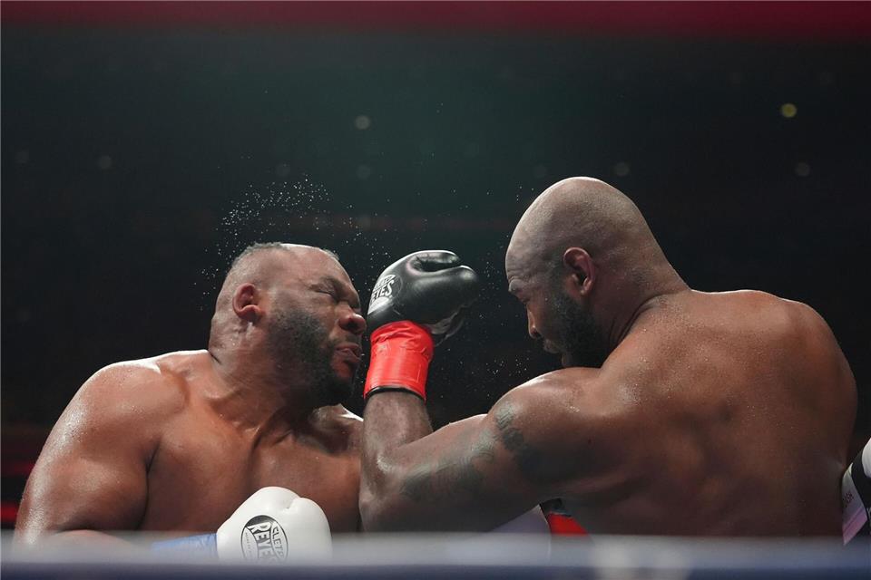 Jarrell Miller (l) verliert während des Kampfes gegen  Kingsley Ibeh sein Haarteil.Frank Franklin II/AP/dpa
