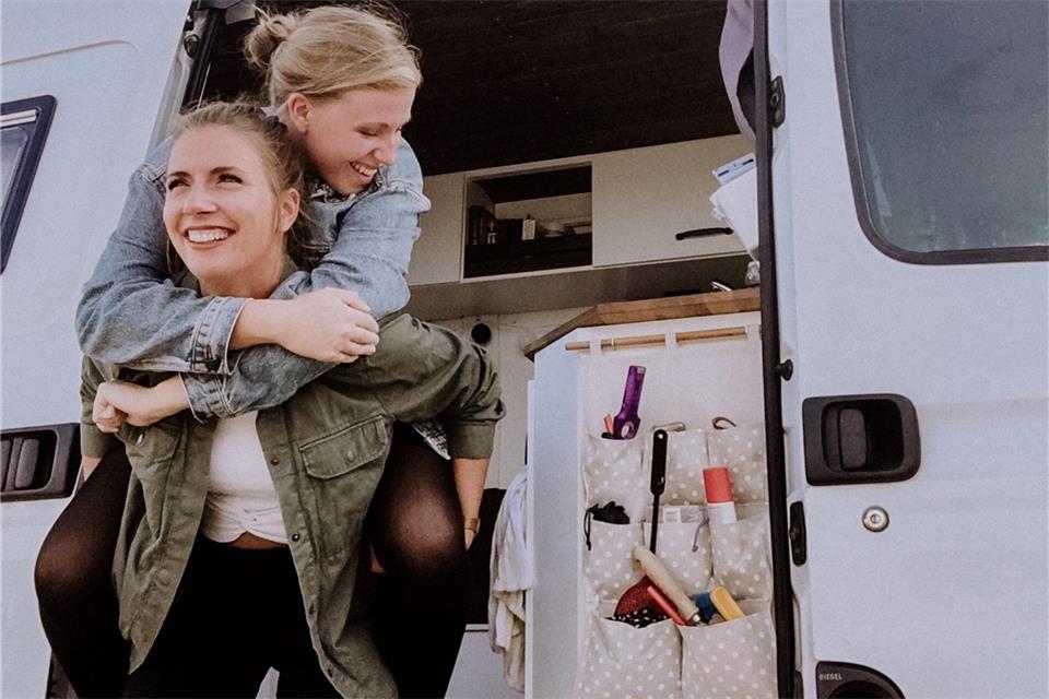 Jasmin Droste links) und Johanna Brinkmann bereisen im selbst umgebauten Wohnmobil Europa.