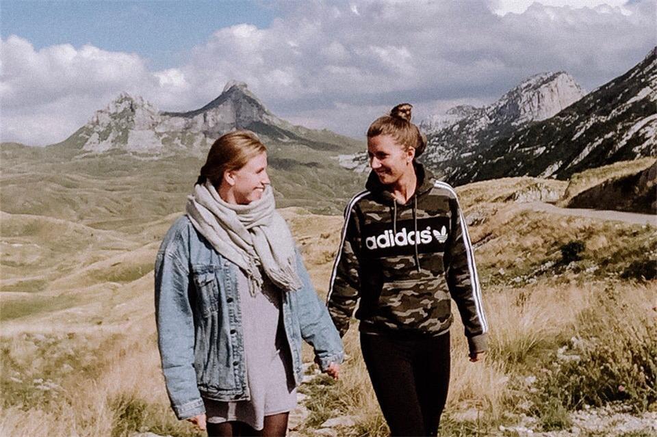 Jasmin Droste und Johanna Brinkmann unterwegs am Bergmassiv Durmitor in Montenegro. 