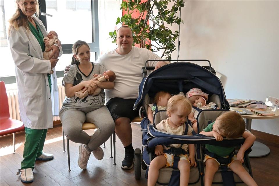 Jasmin und Andreas Rittner aus Fürth haben zum dritten Mal in recht kurzem Abstand Zwillinge bekommen. Auch die älteren Geschwister sind noch ziemlich klein. (Handout)-/Klinikum Fürth/dpa