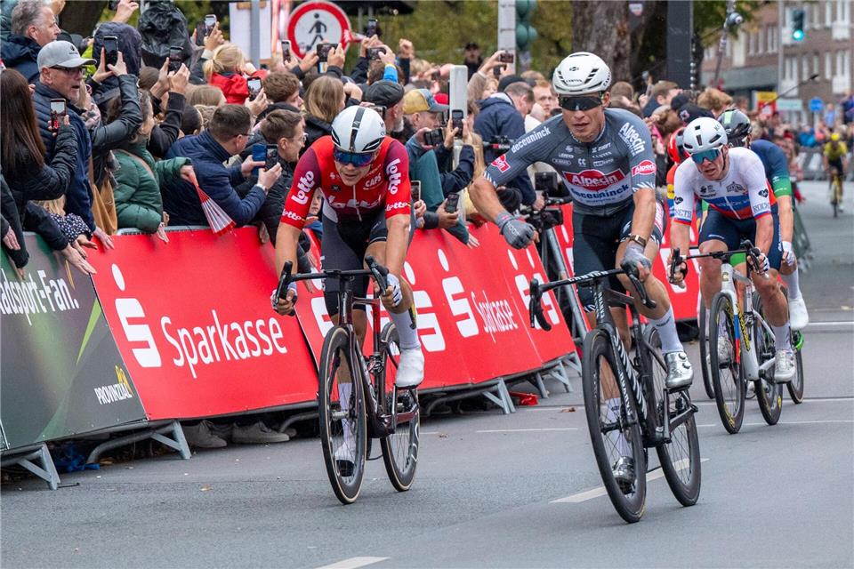 Jasper Philipsen (r) ist beim Münsterland Giro erneut zum Sieg gesprintet.David Inderlied/dpa