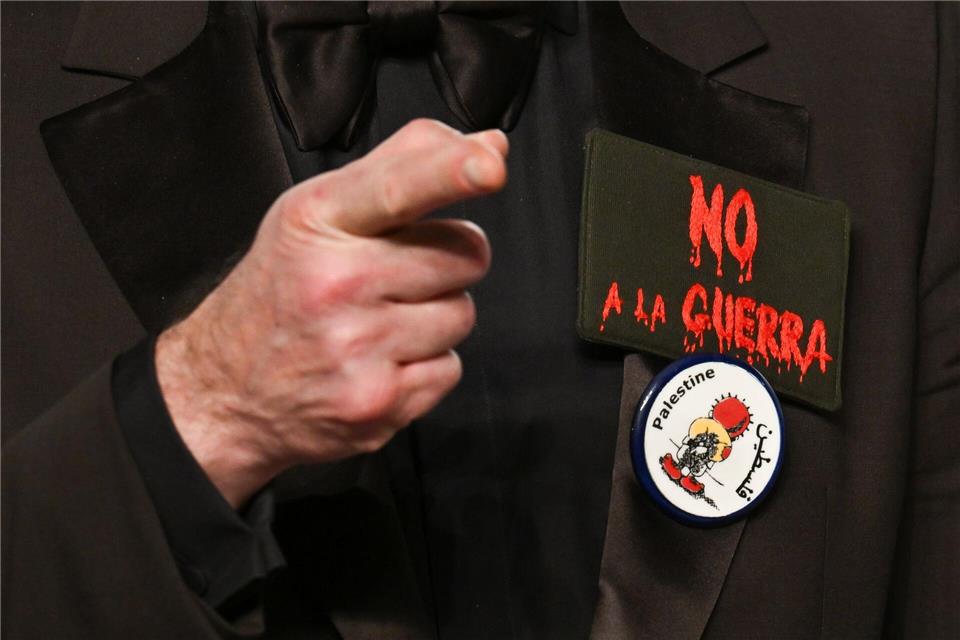 Javier Bardem kommt zu der Vanity Fair Oscar Party im Los Angeles County Museum of Art in Beverly Hills und trägt zwei Anstecker mit der Aufschrift „No a la guerra“ und „Palestine“.Evan Agostini/Invision/AP/dpa