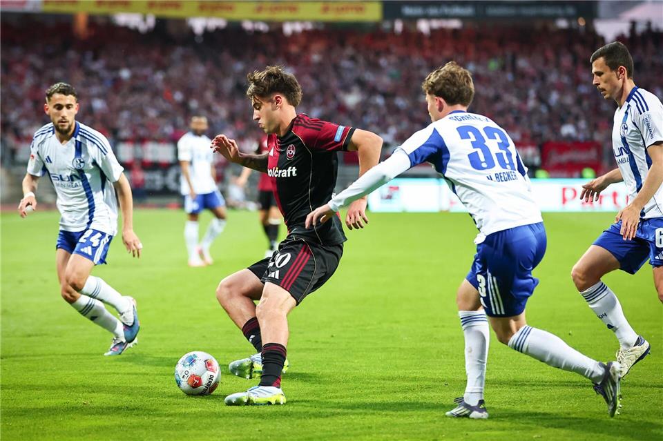 Javier Fernandez (2.v.l.) spielt auch kommende Saison in Nürnberg. (Archivbild)Daniel Karmann/dpa