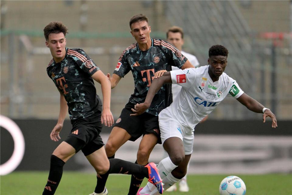 Javier Fernandez (l) spielt nun beim Club in Nürnberg. (Archivbild) Peter Kneffel/dpa