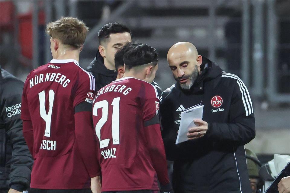 Javier Pinola (r) ist nun als Chef gefordert. (Archivbild)Daniel Löb/dpa