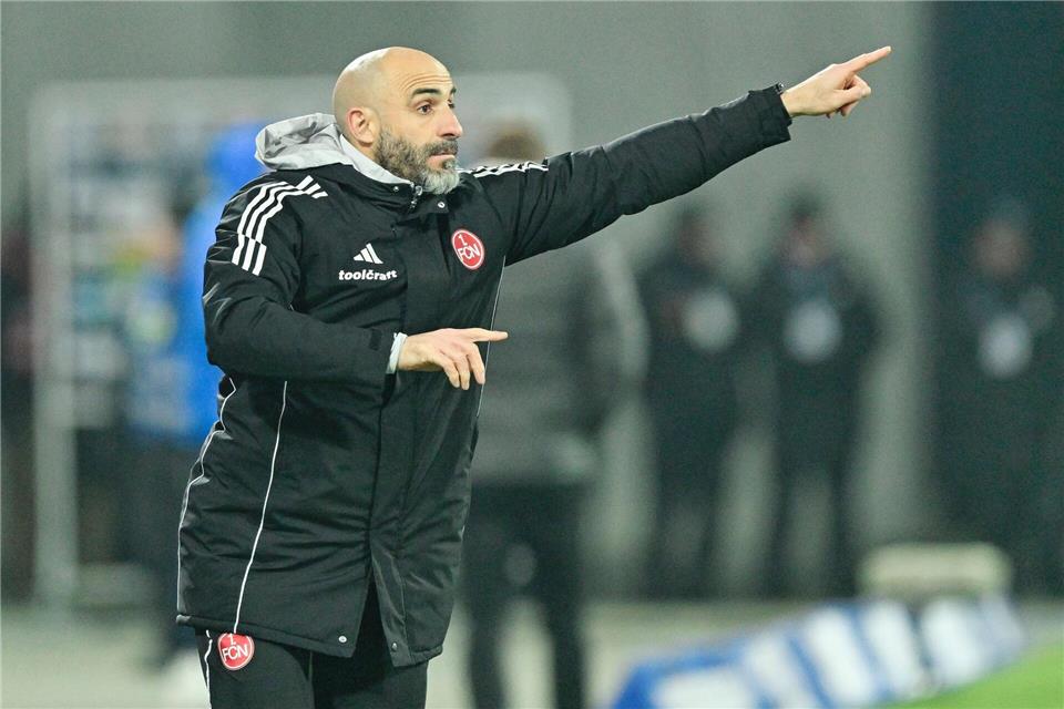 Javier Pinola vertrat den gesperrten Chefcoach Miroslav Klose.Uwe Anspach/dpa