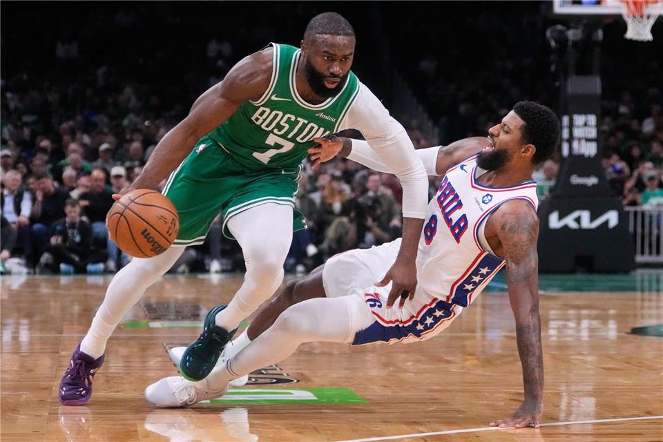 Jaylen Brown (links) und Paul George tauschen in der kommenden Saison die Trikots. Charles Krupa/AP/dpa