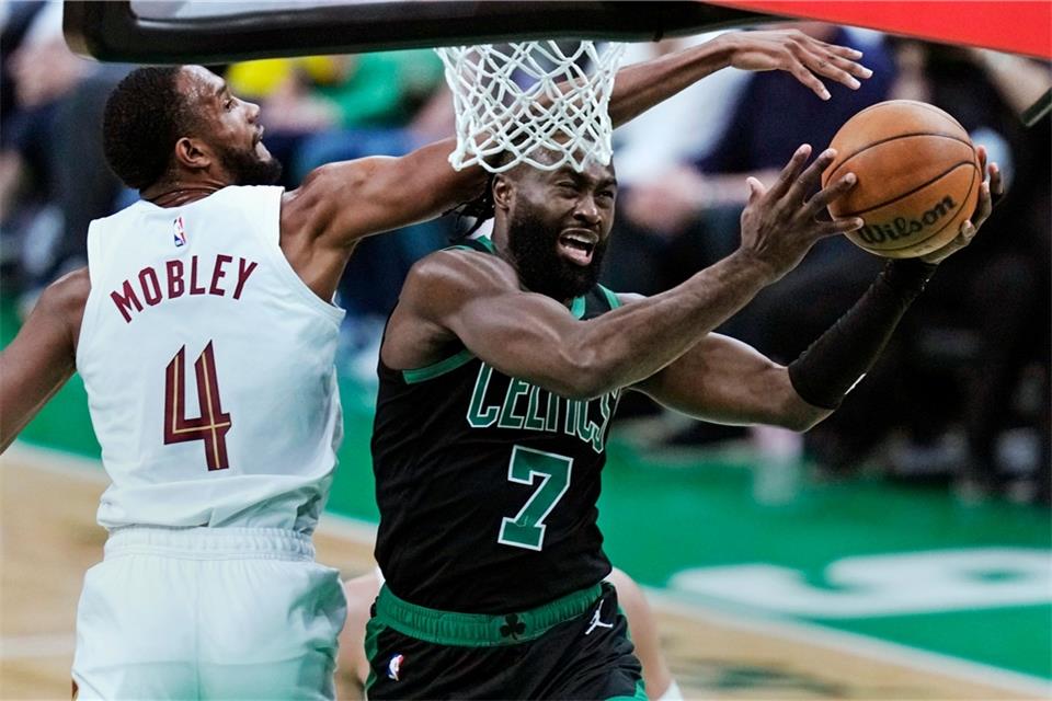 Celtics als erstes NBA-Team in Conference Finals Jaylen Brown (r) von den Boston Celtics zieht zum Korb der Cleveland Cavaliers.