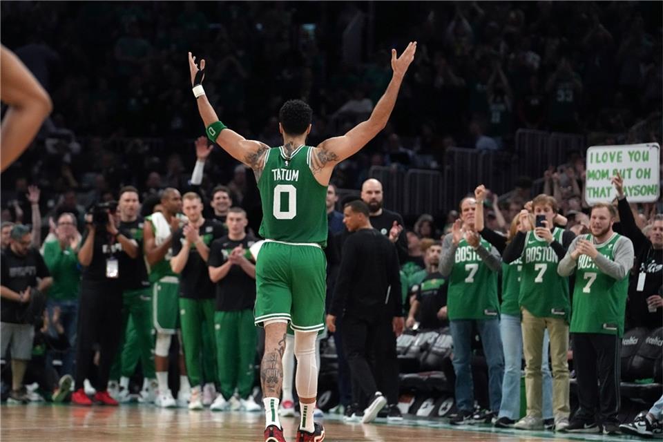 Jayson Tatum von den Boston Celtics erhält Applaus, als er nach dem Spiel vom Platz geht.