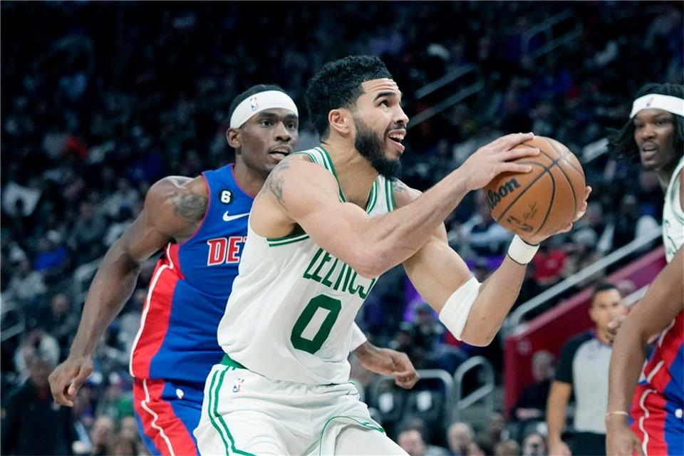 Jayson Tatum von den Boston Celtics versucht einen Layup.