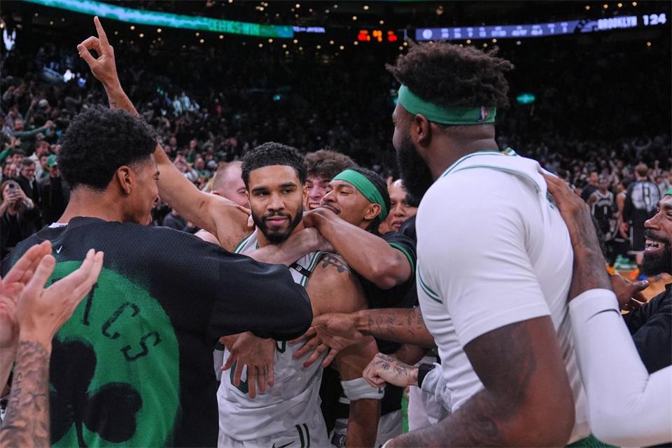 Jayson Tatum warf Boston gegen Brooklyn in letzter Sekunde zum Sieg.Charles Krupa/AP/dpa
