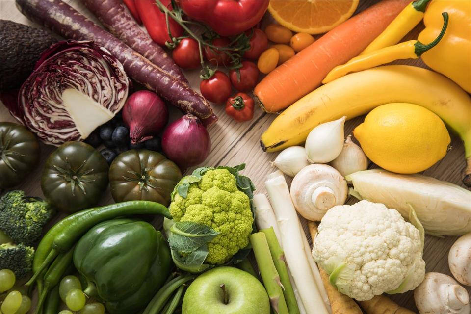 Je bunter, desto besser: Jedes Obst und Gemüse hat sein ganz eigenes Nährstoffprofil - auch aufgrund der enthaltenen Farbstoffe. picture alliance / dpa-tmn