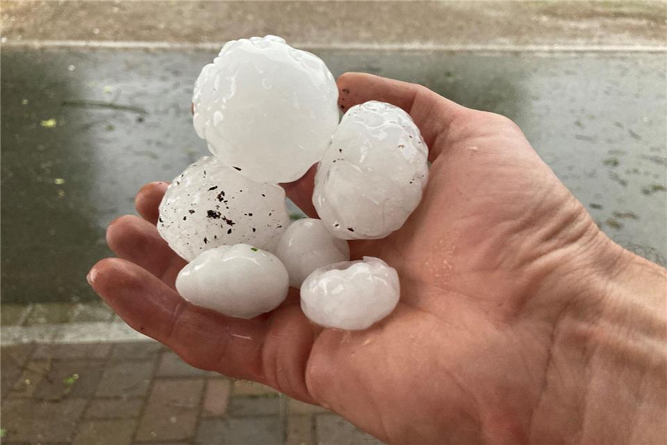 Je größer die Hagelkörner, desto größer die Gefahr. Hier Eisbälle, die im Juni 2023 in der oberbayerischen Ortschaft Valley niedergingen. (Archivbild)Elke Richter/dpa