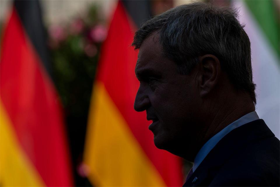 Je höher der Druck auf Kanzler Merz steigt, desto häufiger fällt auch der Name von Markus Söder als möglicher Nachfolger. Peter Kneffel/dpa