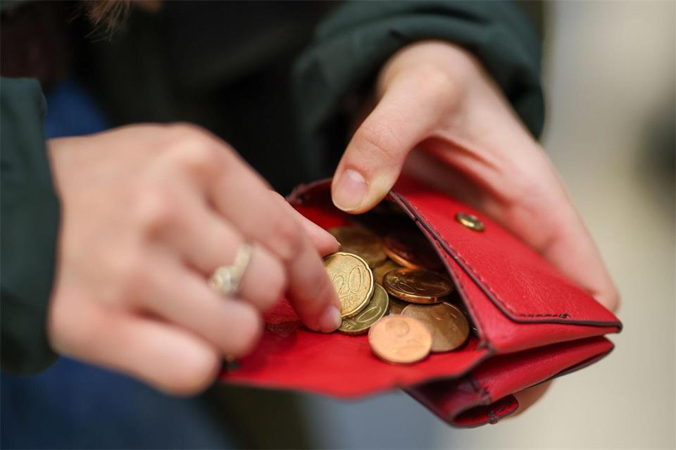 Je höher die Teuerungsrate, umso geringer die Kaufkraft der Menschen: Sie können sich für einen Euro dann weniger leisten und halten sich mit größeren Anschaffungen zurück. (Symbolbild)Jan Woitas/dpa