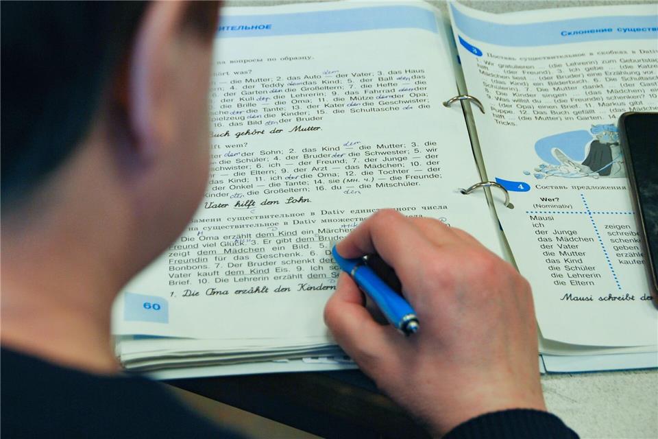 Je länger der Krieg in der Ukraine andauert, desto wichtiger ist für die von dort geflüchteten Menschen, dass sie die Sprache des Aufnahmelandes lernen. (Symbolfoto)Anja Sokolow/dpa-Zentralbild/dpa