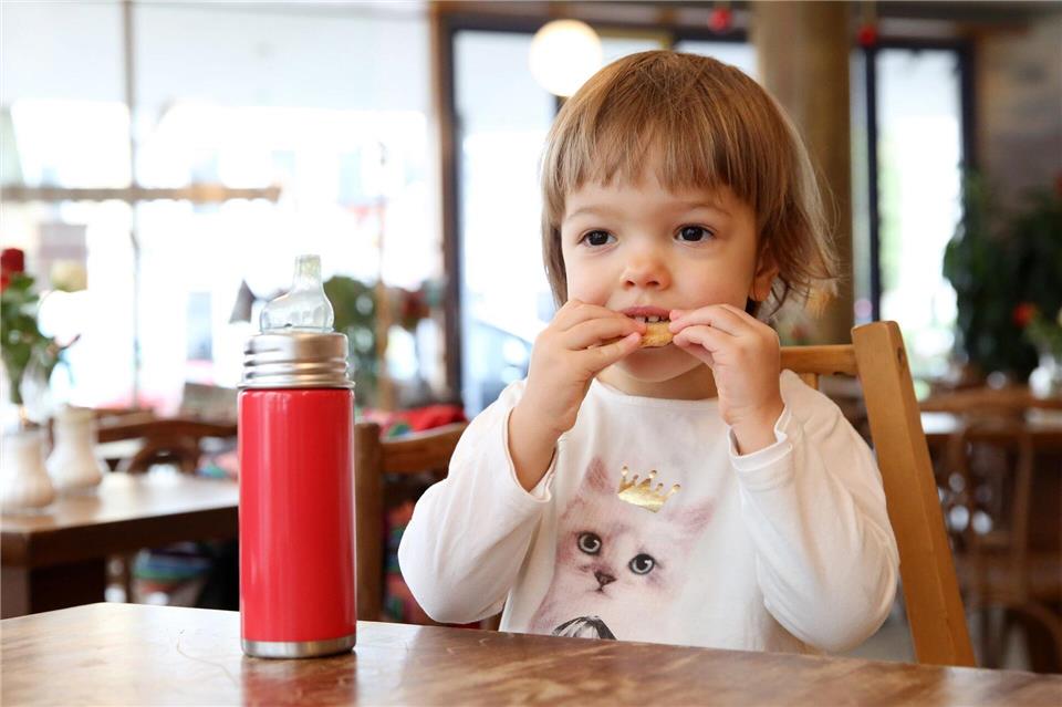 Je nach Alter und Gewicht sollten Kinder nicht mehr als zwei bis fünf Gramm Salz am Tag zu sich nehmen.picture alliance / dpa Themendienst
