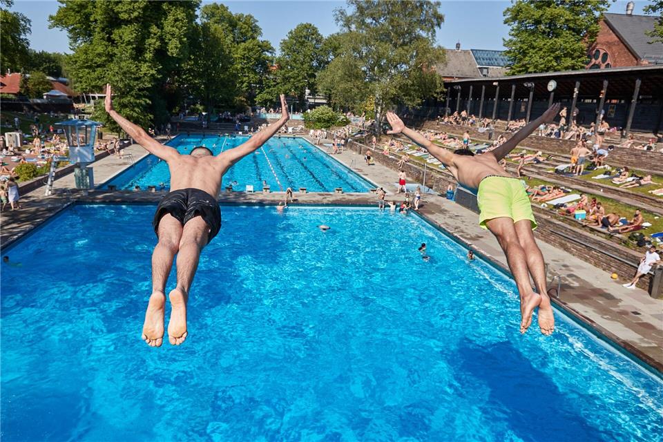 Je nach Wetter startet Ende April wieder die Freibadsaison in Hamburg. (Symbolbild)Georg Wendt/dpa