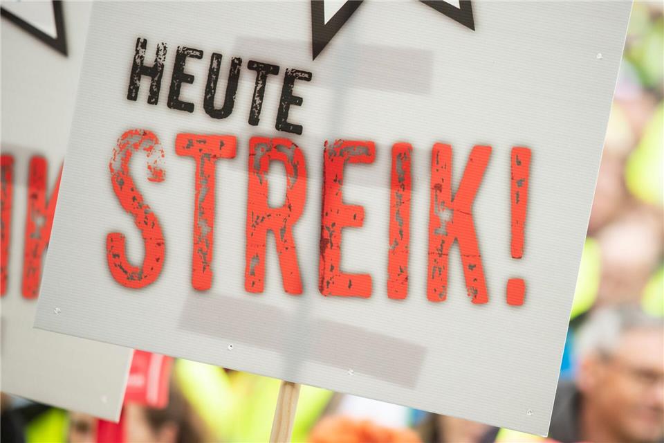 Je nach betrieblicher Regelung kann ein Streiktag zu Kürzungen führen. Christophe Gateau/dpa/dpa-tmn