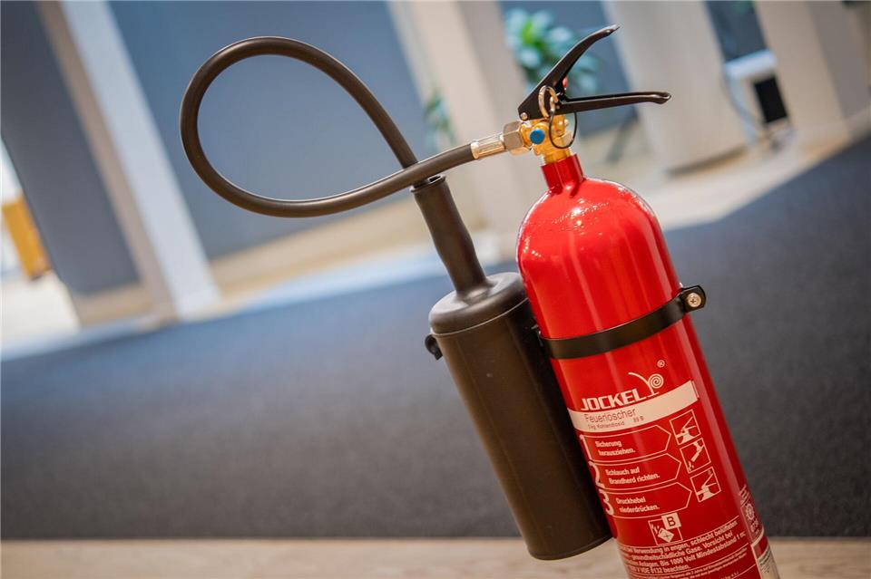 Feuerlöscher für zu Hause: Was beim Kauf und Einsatz zählt Je nachdem welches Material brennt, wird ein bestimmtes Löschmittel benötigt - bevor man einen Feuerlöscher verwendet, sollte man sich mit den Unterschieden auseinandersetzen.Nico Tapia/dpa-tmn