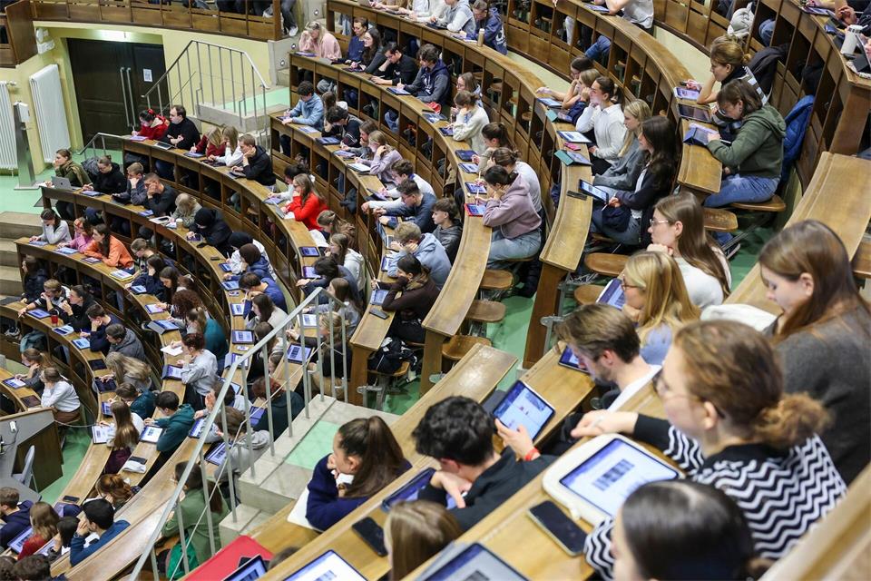 Je vielfältiger das Studienangebot innerhalb eines Bundeslandes sei, desto mehr junge Menschen bleiben zum Studieren dort, hieß es von den Statistikern. (Symbolbild)Jan Woitas/dpa