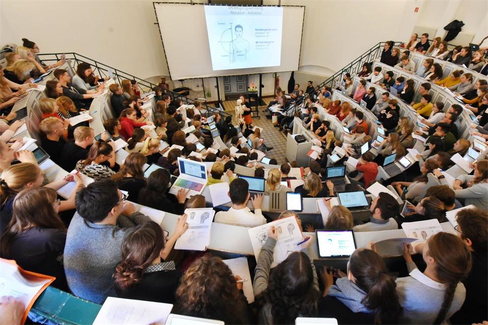 Je vielfältiger das Studienangebot innerhalb eines Bundeslandes sei, desto mehr junge Menschen blieben zum Studieren dort, hieß es von den Statistikern. (Symbolbild)Waltraud Grubitzsch/ZB/dpa
