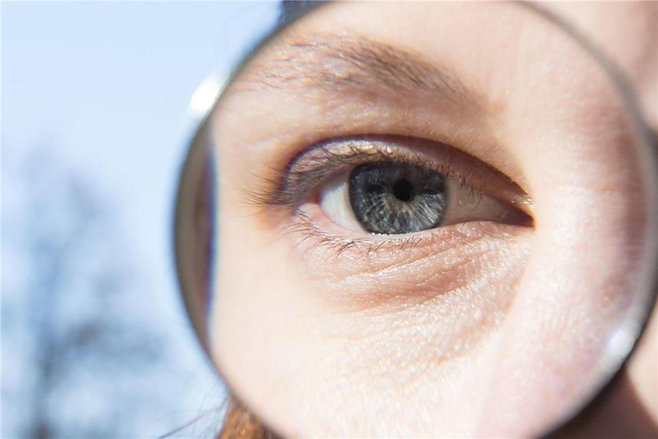 Jean Firma will Augenuntersuchungen erleichtern (Illustration).   Sina Schuldt/dpa