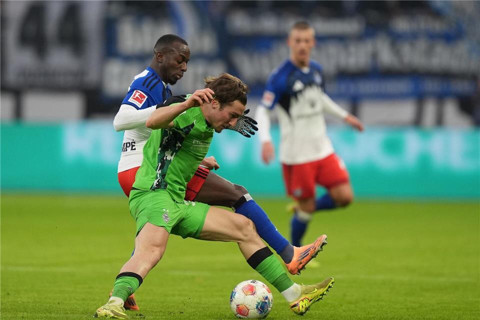 Jean-Luc Dompé (l, Hamburger SV) und Rocco Reitz (Bor. Mönchengladbach) kämpfen um den Ball.Marcus Brandt/dpa
