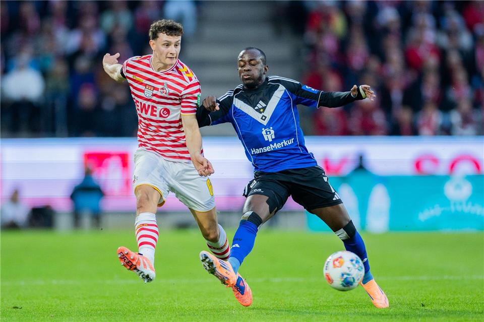 Jean-Luc Dompé (r.) traf in seinem 100. Pflichtspiel für den HSVRolf Vennenbernd/dpa