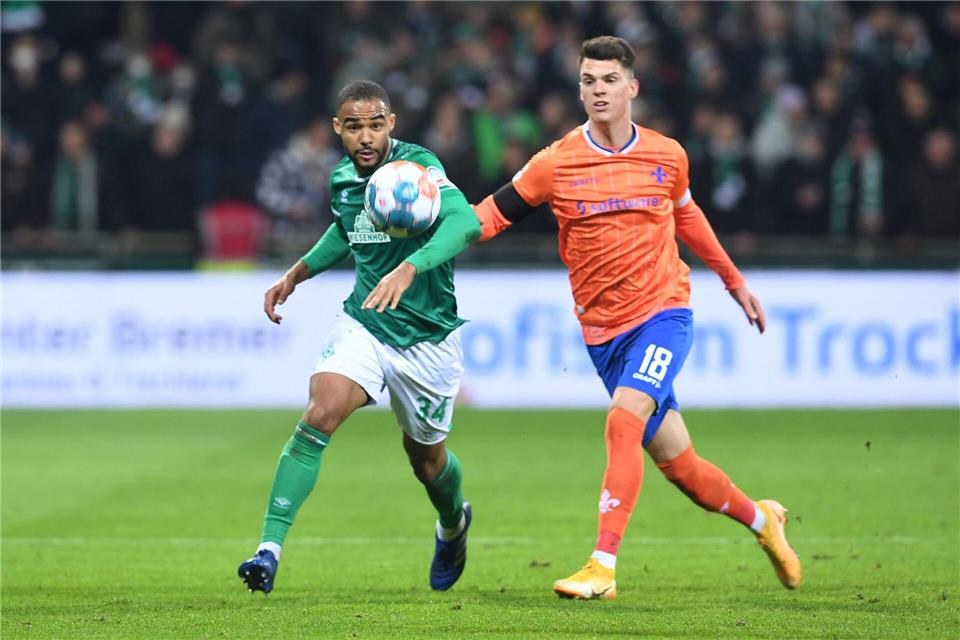 Jean-Manuel Mbom (l) spielte in der Vergangenheit unter anderem für den SV Werder Bremen. (Archivbild)Carmen Jaspersen/dpa