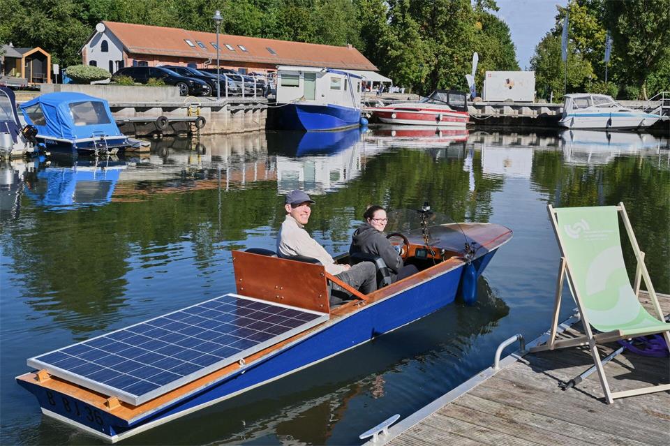 Jeannette Amrhein, Studentin, und Janik Hopf, wissenschaftlicher Mitarbeiter der Technischen Hochschule Wildau, fahren zur Eröffnungsfeier der Hochschulpräsenzstelle Oderland-Spree mit einem autonomen und solargetriebenen Boot auf der Spree.Patrick Pleul/dpa
