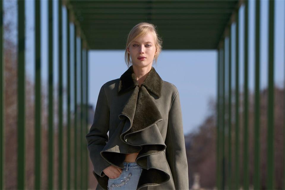 Jeans haben jetzt wieder schmückende Elemente und Jacken gern mal auffällige Schnitte: Zurückhaltend ist die Mode derzeit schon mal nicht. Hier zu sehen am Beispiellook in der Herbst-/Winterkollektion 2026/2027 von Dior (Preis auf Anfrage).Dior/dpa-tmn