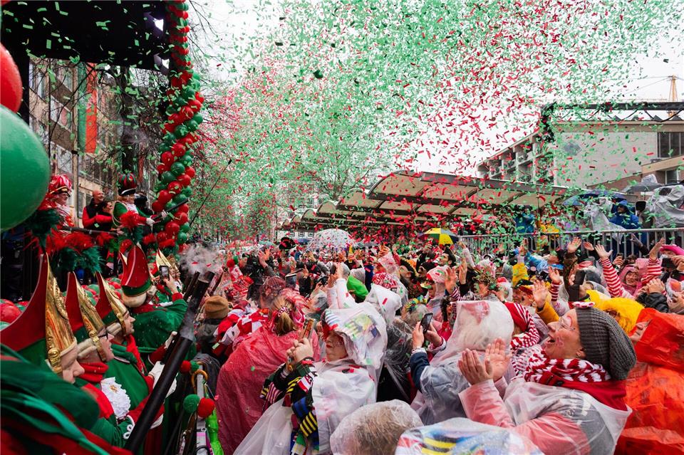 Jecken feiern auf dem Alter Markt in Köln Weiberfastnacht. Mit der Weiberfastnacht beginnt in den närrischen Hochburgen der Straßenkarneval.Rolf Vennenbernd/dpa