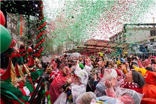 Jecken feiern auf dem Alter Markt in Köln Weiberfastnacht. Mit der Weiberfastnacht beginnt in den närrischen Hochburgen der Straßenkarneval.Rolf Vennenbernd/dpa