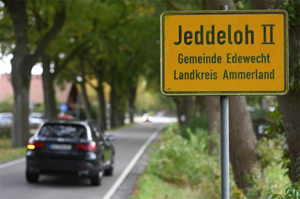 Jeddeloh II hat rund 1.300 Einwohner. Berlin hat rund vier Millionen.Lars Penning/dpa
