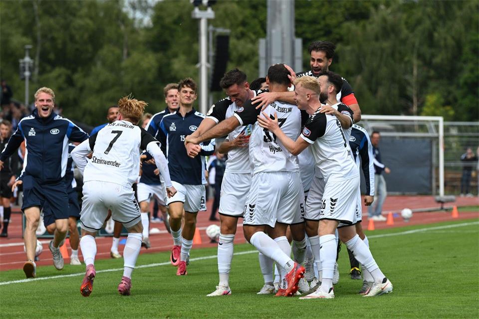 Jeddeloh II jubelt über den DFB-Pokal-Coup.Carmen Jaspersen/dpa