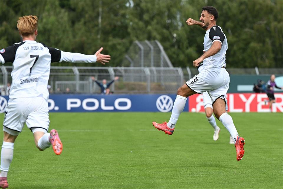 Jeddelohs Torschütze Haris Hyseni (r).Carmen Jaspersen/dpa