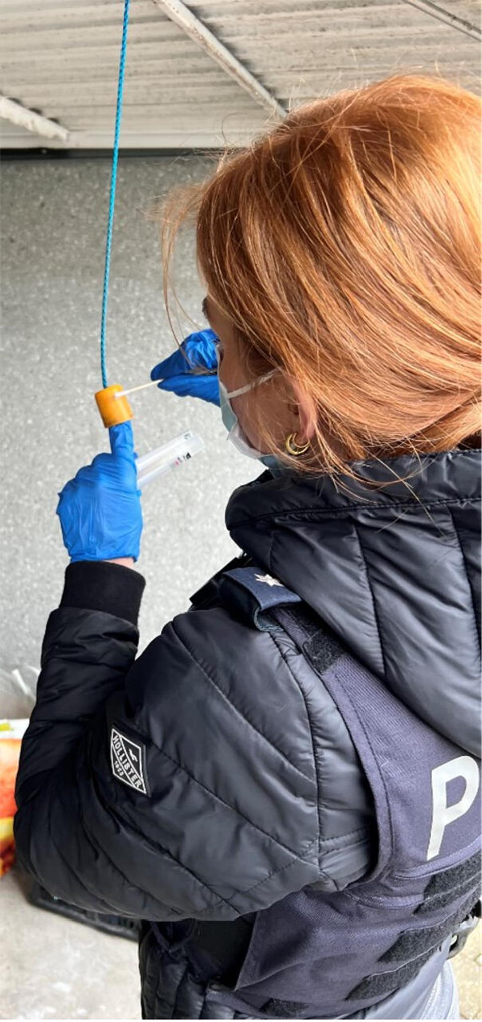 Jede Kleinigkeit wurde bei der Durchsuchung gesichert. So auch Spuren am Garagentor