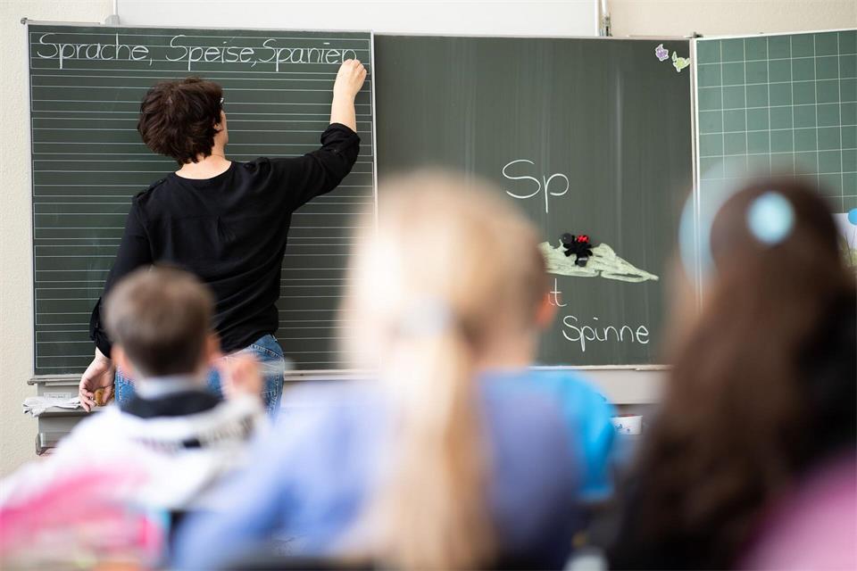 Jede Menge Lehrernachwuchs für die Schulen in NRW vermeldet die Landesregierung. (Symbolbild)Sebastian Gollnow/dpa