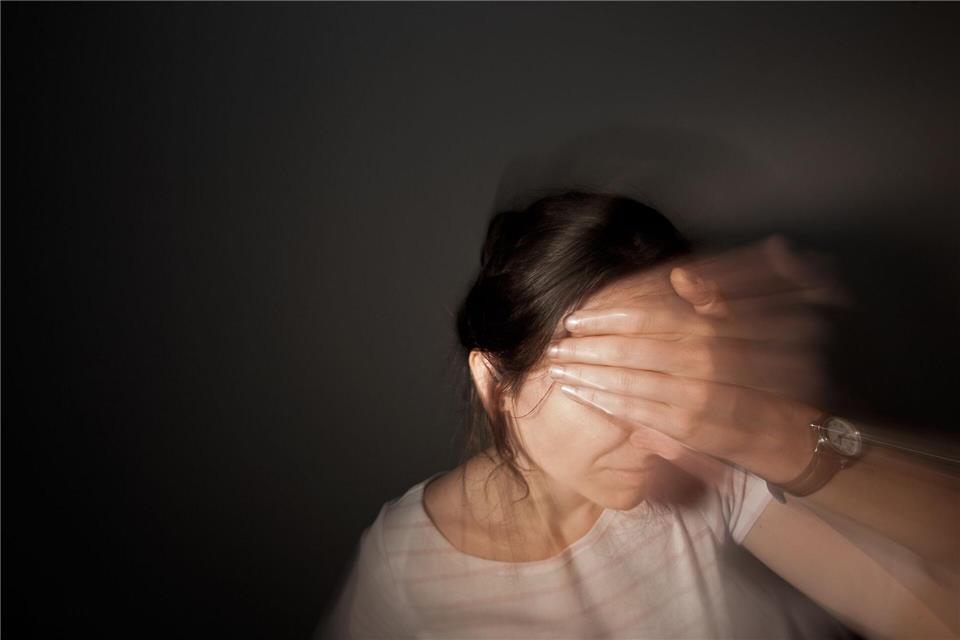 Migräne und Wechseljahre - das kann eine ungute Kombi sein Jede zweite Migräne-Patientin hat zu Beginn der Wechseljahre stärkere Beschwerden. (Symbolbild)Oliver Killig/dpa-Zentralbild/dpa-tmn