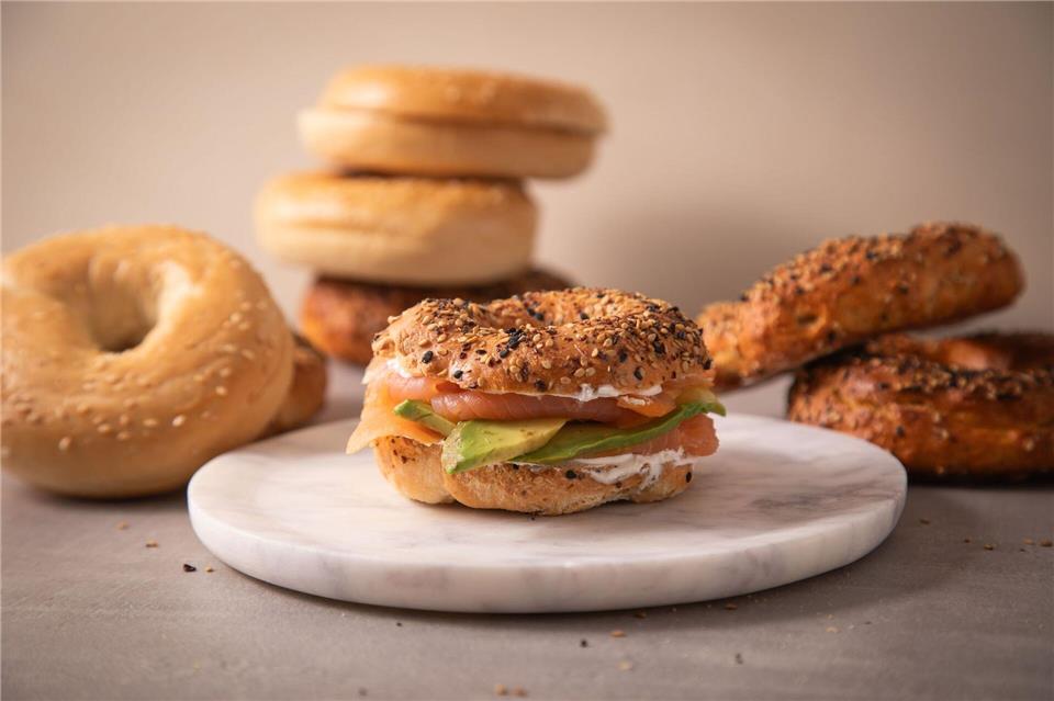 Jedem nach seinem Geschmack: einmal Bagels naturell, einmal mit Lachs, Avocado und Frischkäse.Christin Klose/dpa-tmn