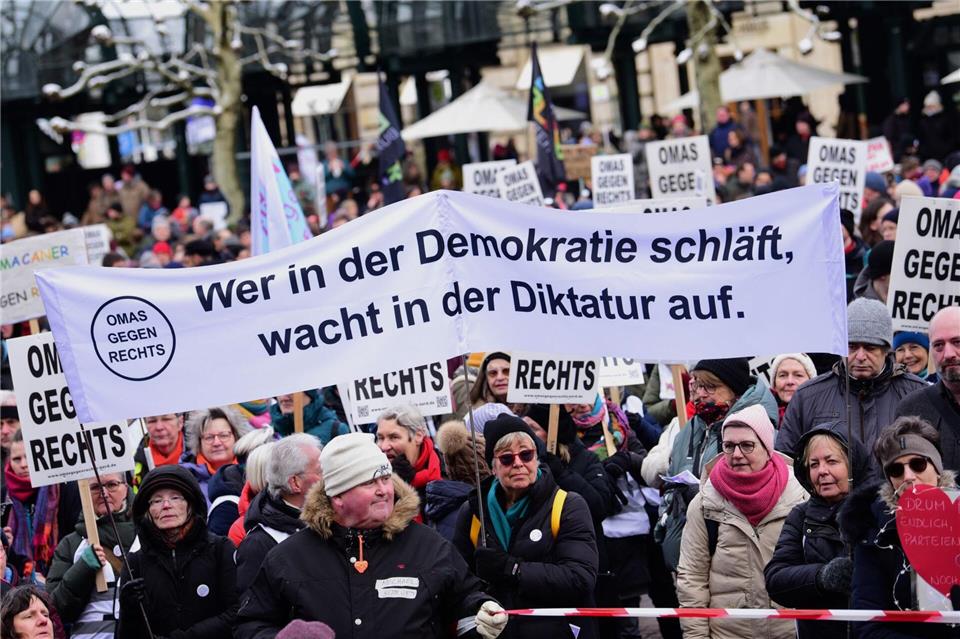 Jeden 2. Samstag im Monat fordert die Prüf-Initiative zur Demo auf. Daniel Bockwoldt/dpa