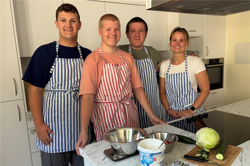 Jeden Donnerstag treffen sich in der Übungswohnung ältere Schüler mit ihrer Lehrerin Louisa Wiese zum Kochen. Dabei werden wichtige Alltagskompetenzen vermittelt.