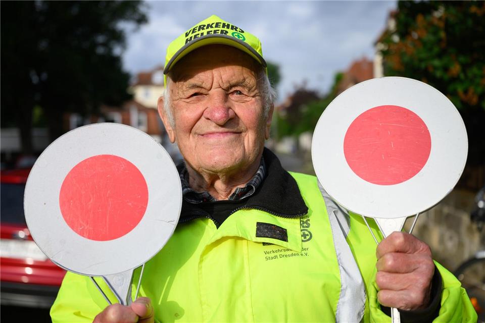 Jeden Morgen ist der 93-jährige Werner Niehle im Einsatz, um in Dresden Kindern beim Schulweg zu helfen. Robert Michael/dpa