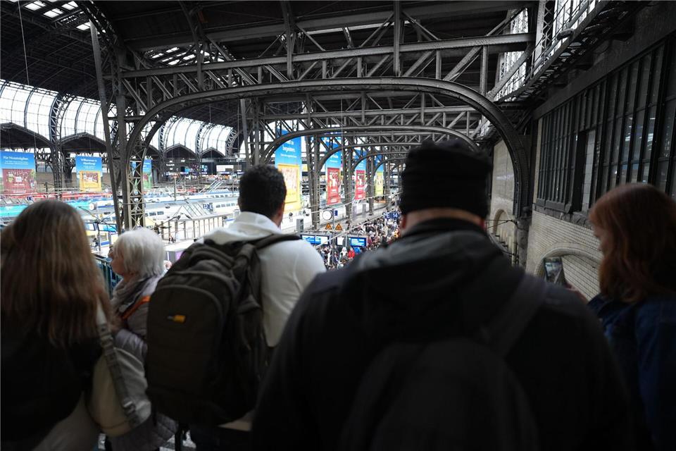 Reparatur nach Kabelschaden in Hamburg bis Donnerstagmorgen Jeden Tag fahren hunderte Züge am Hamburger HauptbahnhofMarcus Brandt/dpa