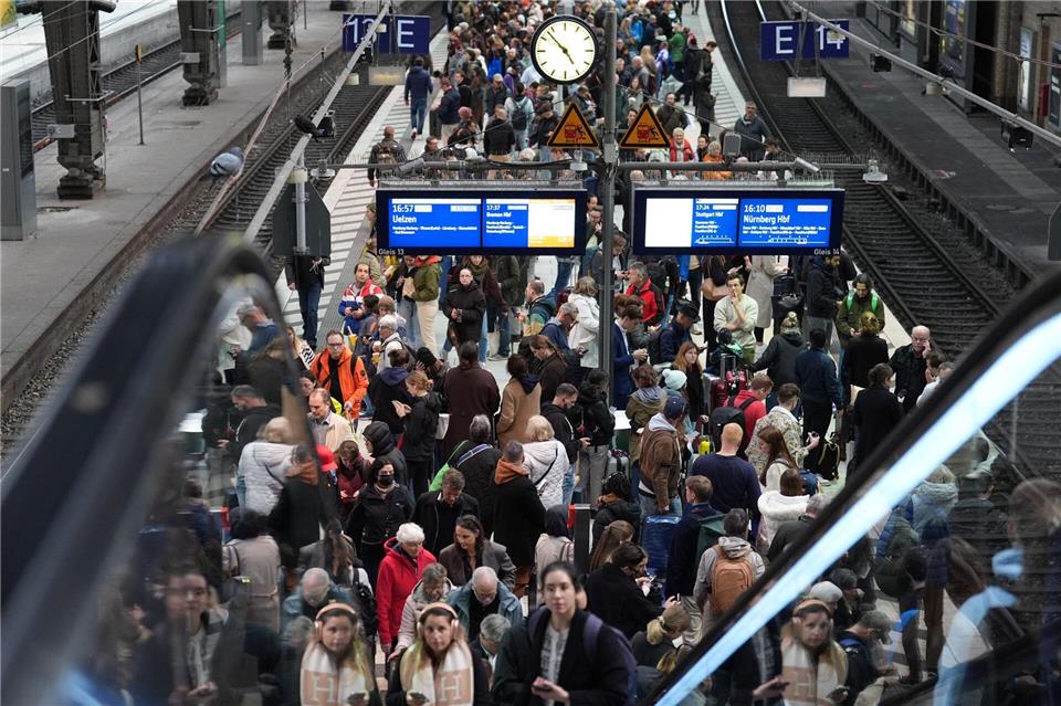 Jeden Tag fahren hunderte Züge am Hamburger Hauptbahnhof.Marcus Brandt/dpa