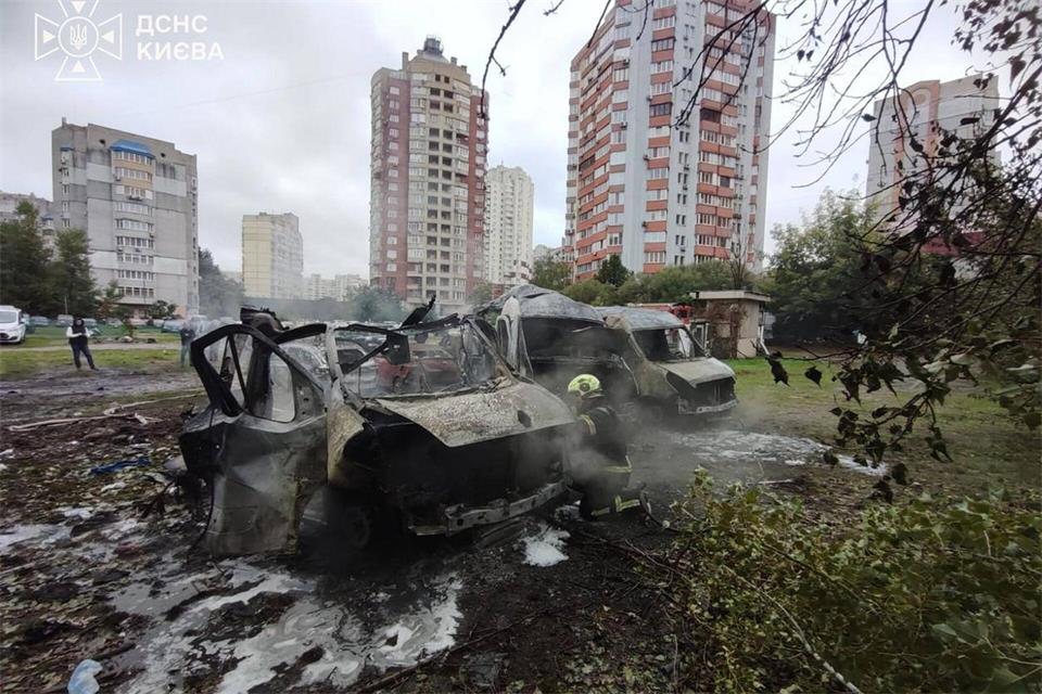 Jeden Tag schlagen in Kiew russische Kampfdrohnen ein. -/Ukrainian Emergency Service/AP/dpa