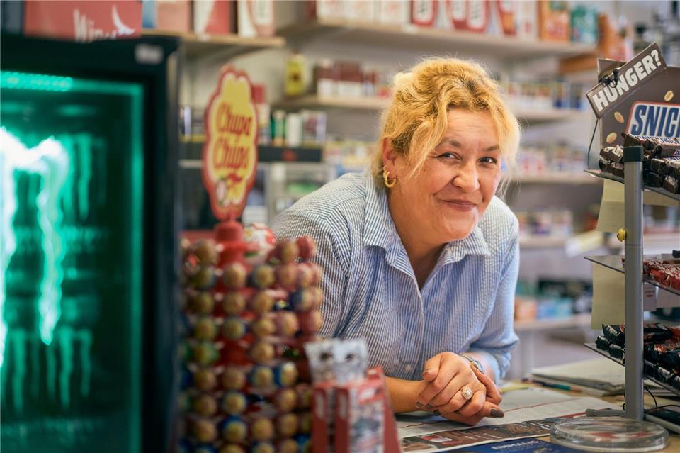 Jeden Tag steht Naciye ab sechs Uhr hinter dem Tresen des Kiosks „Ballerbude“ in der Ruhrgebietsstadt Oer-Erkenschwick. Sebastian Wolf/ZDF/dpa